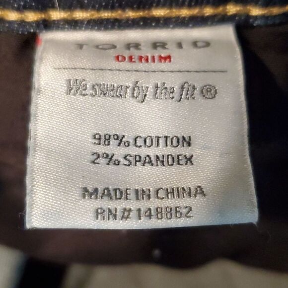 Torrid 3.5 inch dark wash fray hem denim shorts NWT - Picture 8 of 8